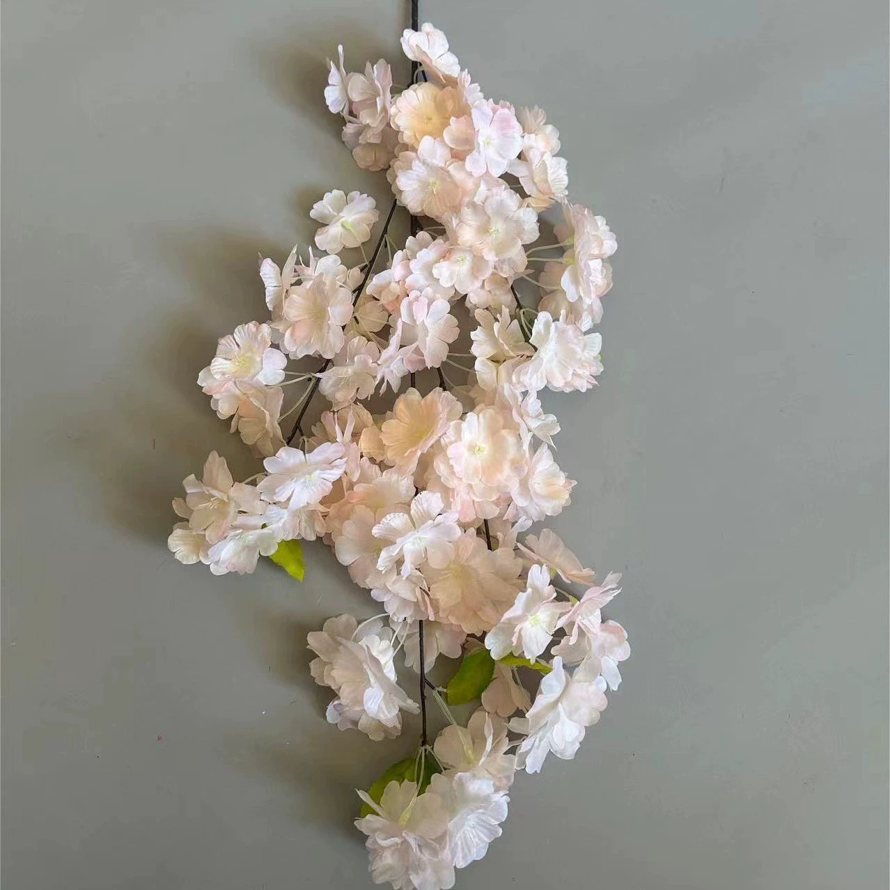 Смоделированные ветви сакуры, искусственные стебли сакуры, 3–5-shteenik, несколько цветов, вариант 1,15 м