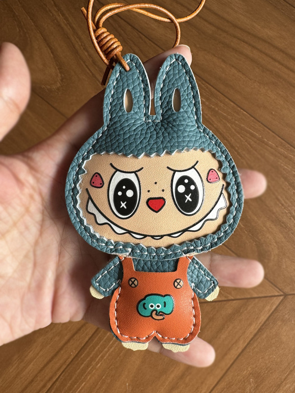 手作りのクリエイティブな本革製品、龍翔革模様の布ペンダント、ギフト漫画ペンダント、かわいい装飾、ZHでカスタマイズ可能|undefined