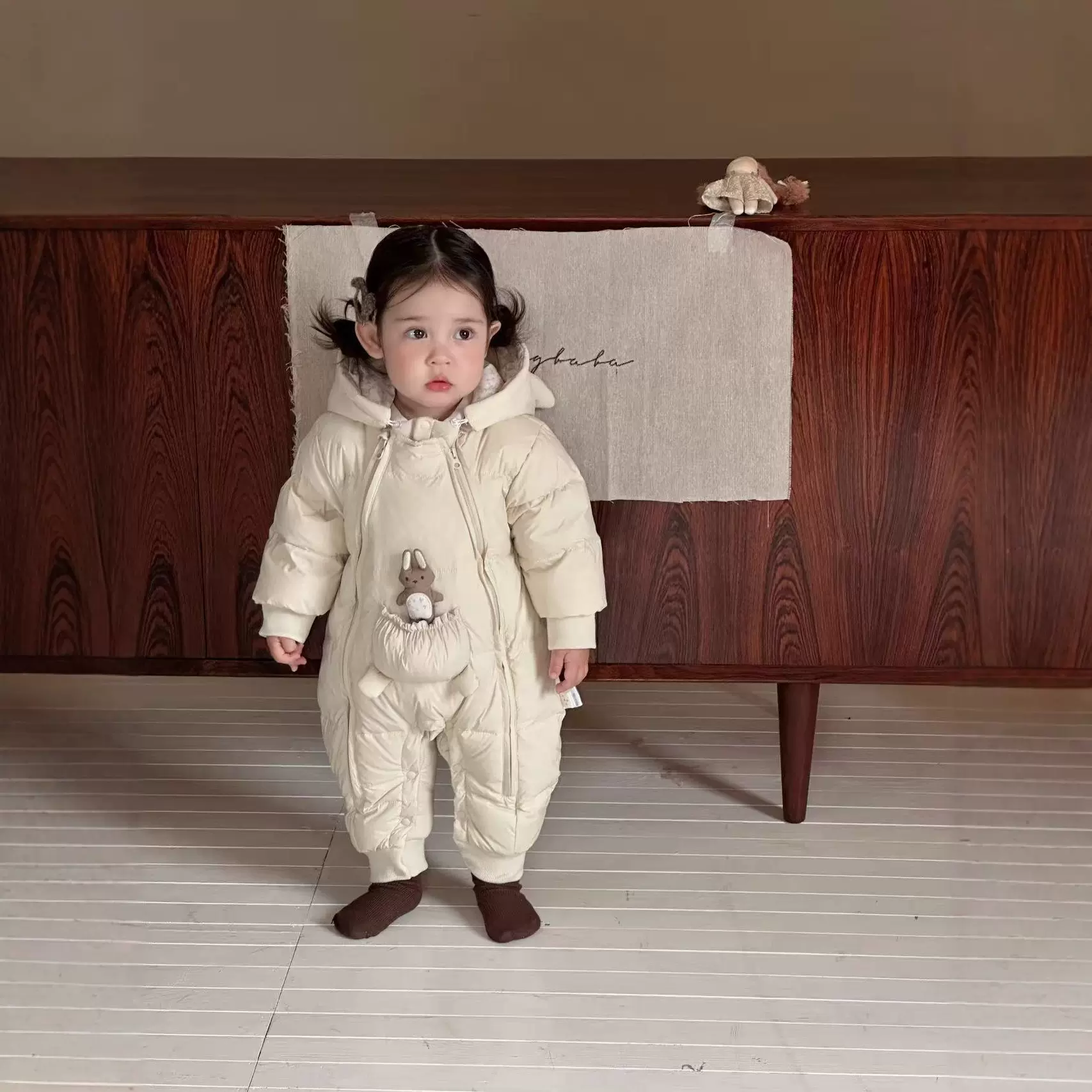 婴幼儿冬季保暖羽绒服连体衣女宝宝爬服2025新款超萌兔子玩偶哈衣