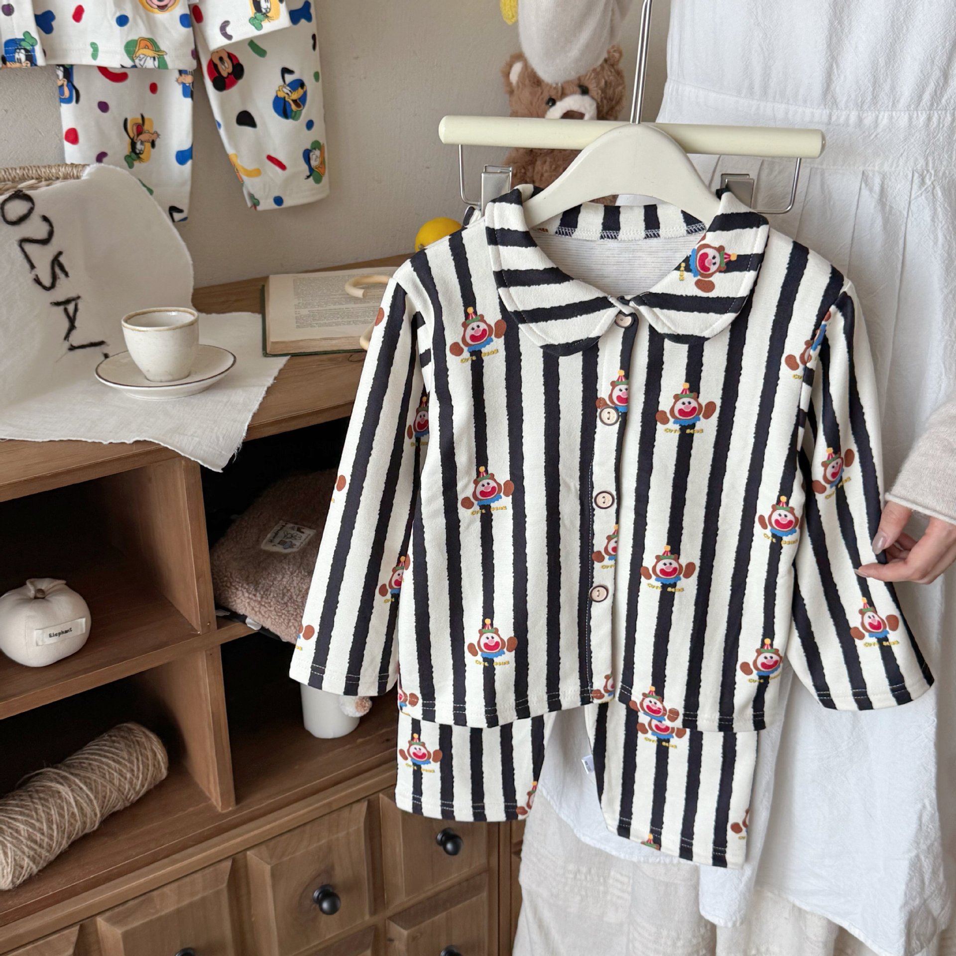Niños primavera y otoño pijamas de terciopelo niños dibujos animados manga larga juego de ropa de casa dos juegos de cardigans con solapa