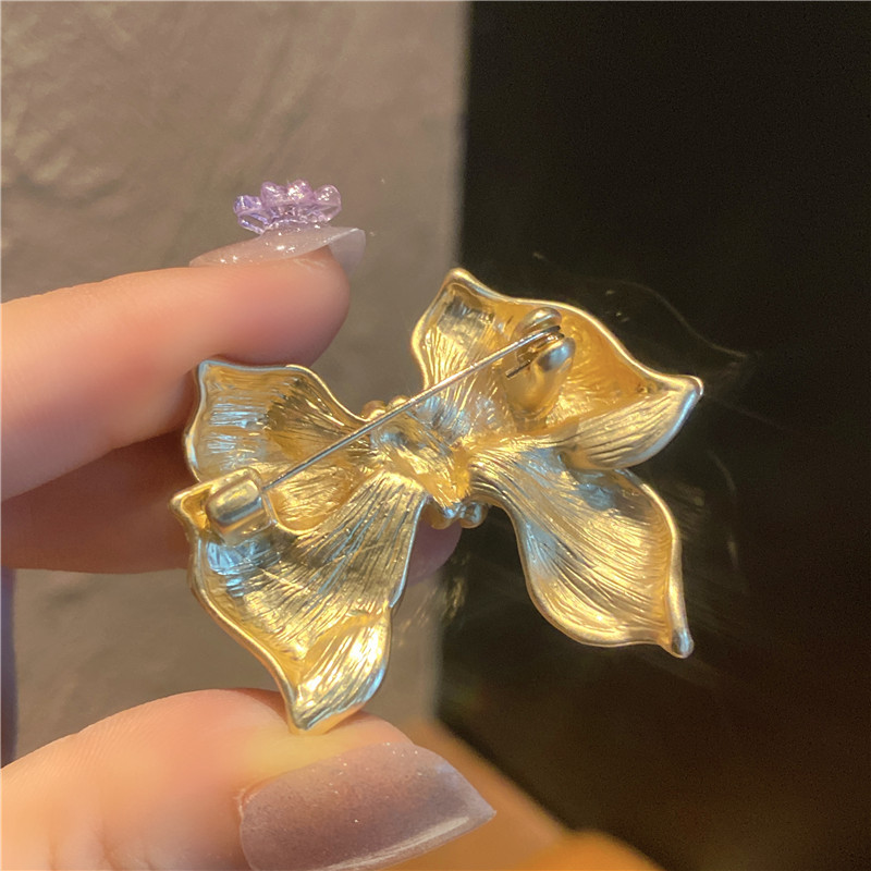 Sweet Simple Style Bow Knot Metal Hollow Out Inlay Pearl Women's Brooches display picture 9