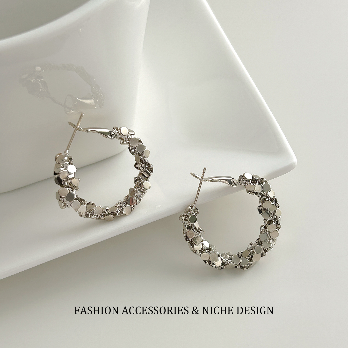European and American Fashion Irregular Sequin Hoop Earrings for Women, Simple and High-End Niche Design, Light Luxury Hoop Earrings for Women