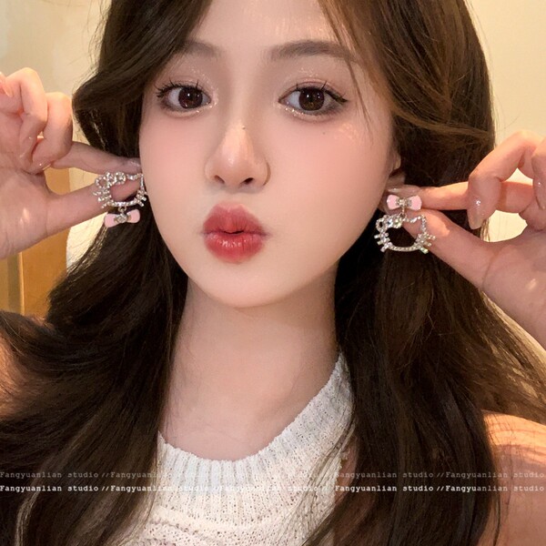 Cute earrings with bow