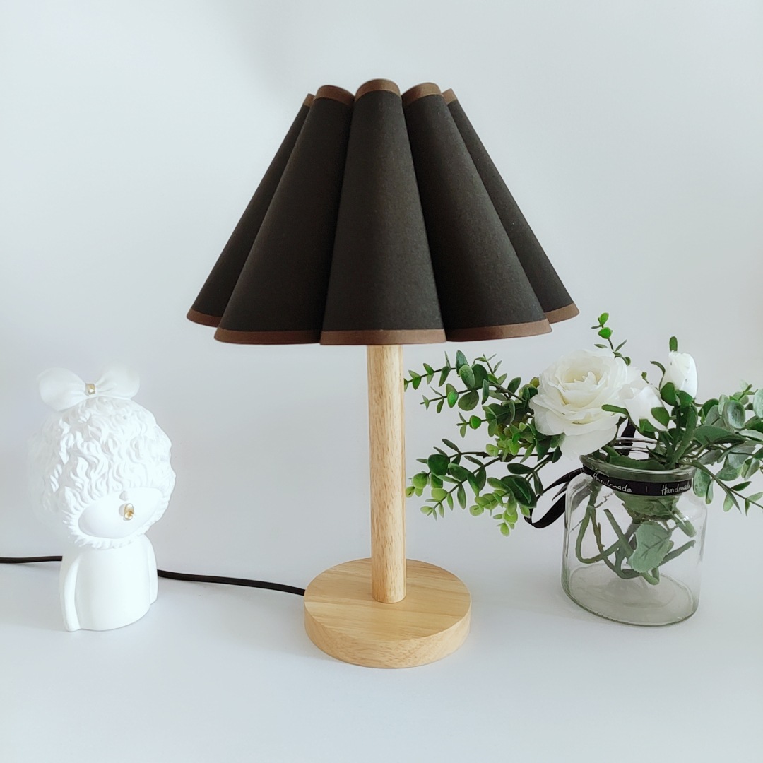 Transfronterizo estilo coreano simple base de madera tela pétalo pantalla dormitorio sala de estar lámpara de mesa Universidad dormitorio lámpara de mesa