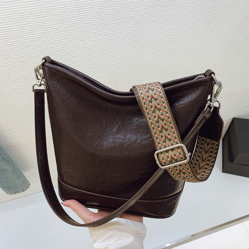 Bolso de cuero suave retro transfronterizo para mujeres otoño / invierno 2025, nuevo estilo universal bolso de hombro de brazo, bolso de cubo de transporte casual