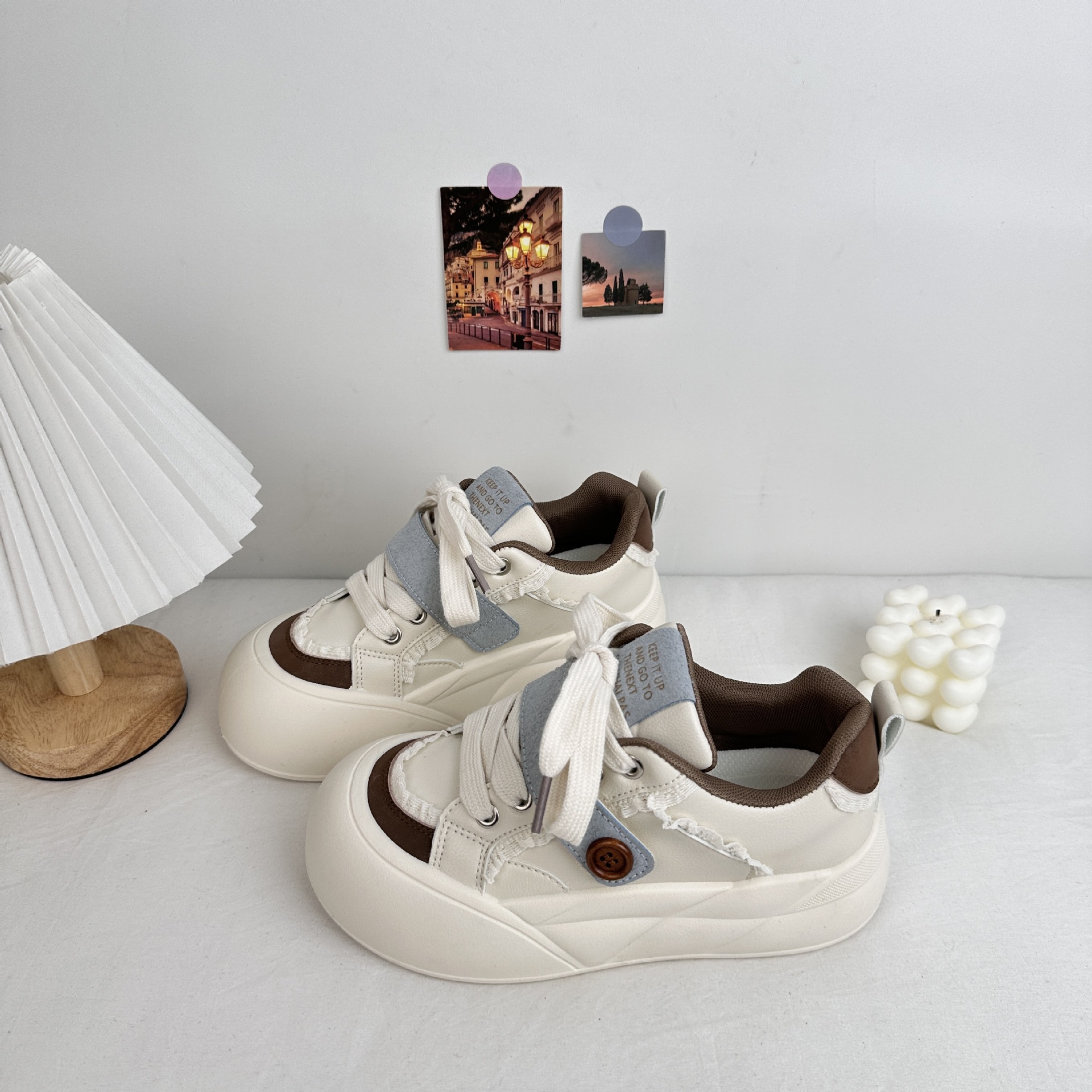 Zapatillas deportivas transpirables de suela gruesa de onda lejana para estudiantes de la escuela 2025 primavera nuevos zapatos blancos casuales de todo fósforo para el cabello