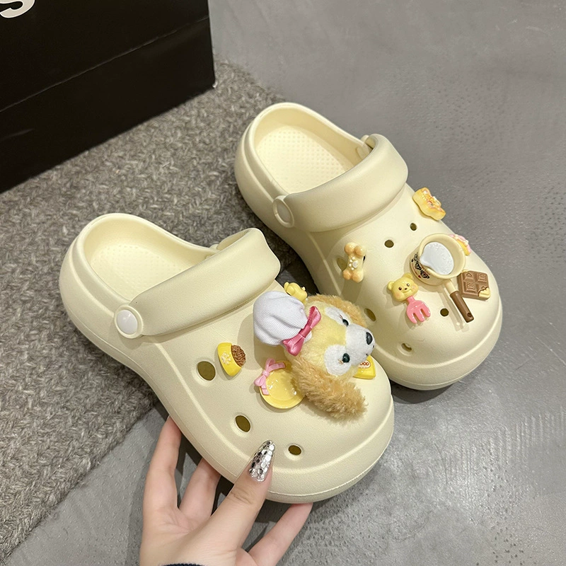 Девушка сладкая и красивая, чтобы увеличить дырочную обувь для женщин летом 2025 года