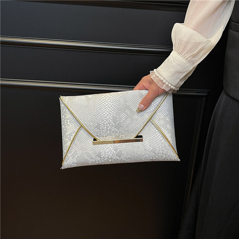 Nicho de estilo extranjero personalidad bolsa de cena casual para mujeres de verano nueva moda color sólido retro versátil bolso de mano de alta calidad