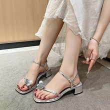 法式绝美水钻凉鞋女夏时尚中跟粗跟配裙仙女风花朵夹趾罗马高跟鞋