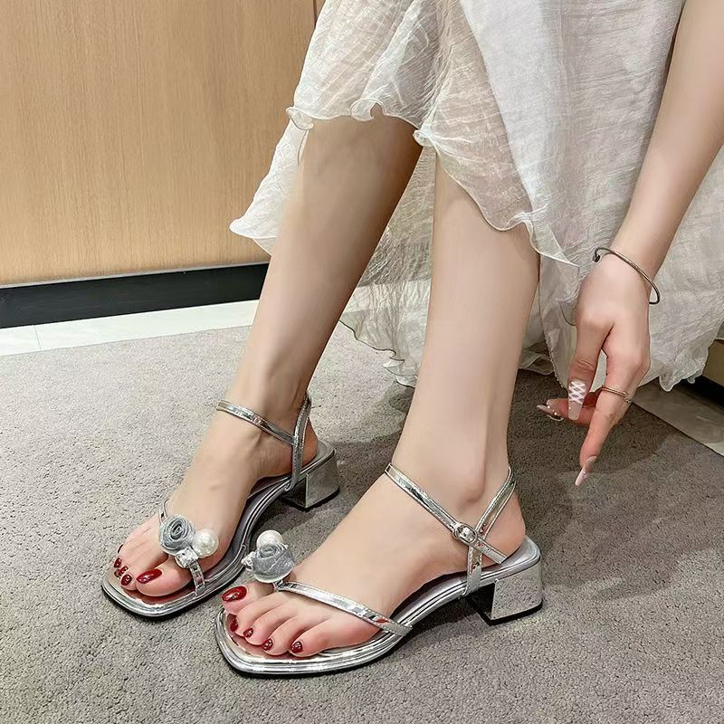 法式绝美水钻凉鞋女夏时尚中跟粗跟配裙仙女风花朵夹趾罗马高跟鞋