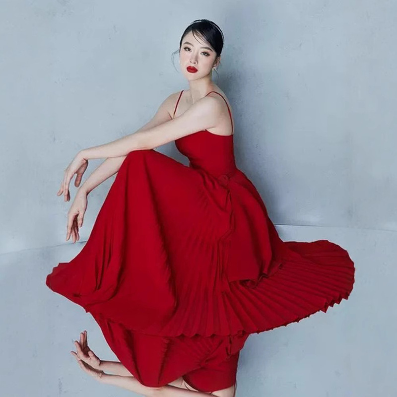 Spot Design Red Suspender Dress Vietnamese Designer Flower Pleated Toast Dress 30144 Spot Design Red Suspender Dress Vietnamese Designer Flower Pleated Toast Dress 30144