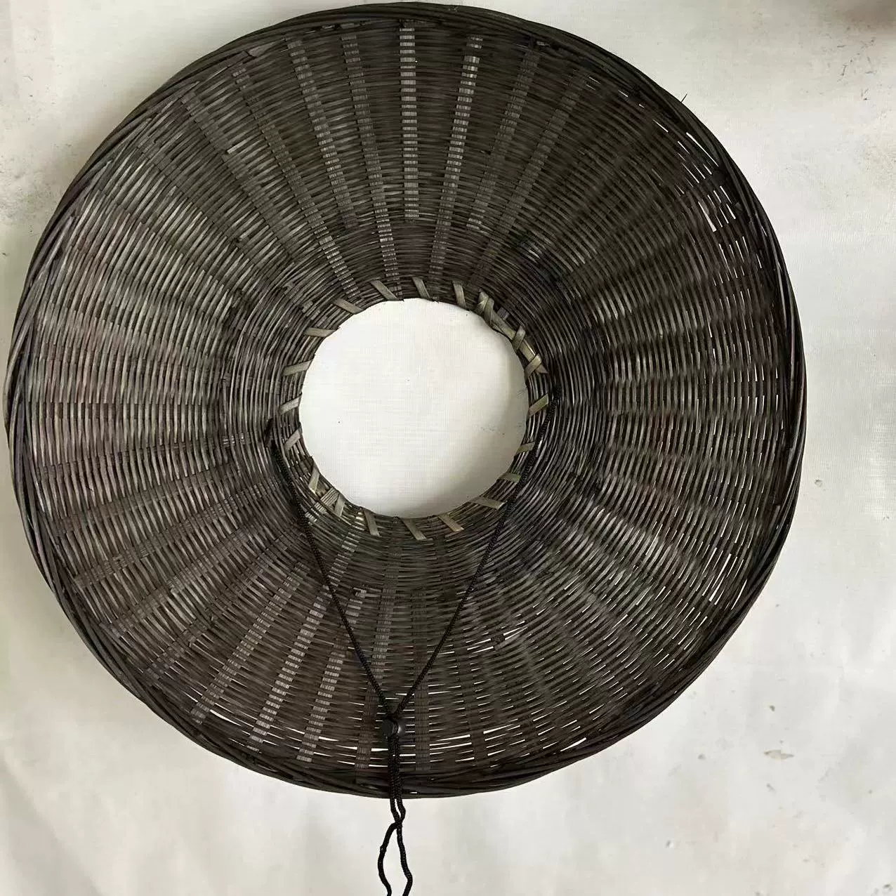 Старинная бамбуковая шляпа Бронзовая оригинальная черная шляпа героя ведра