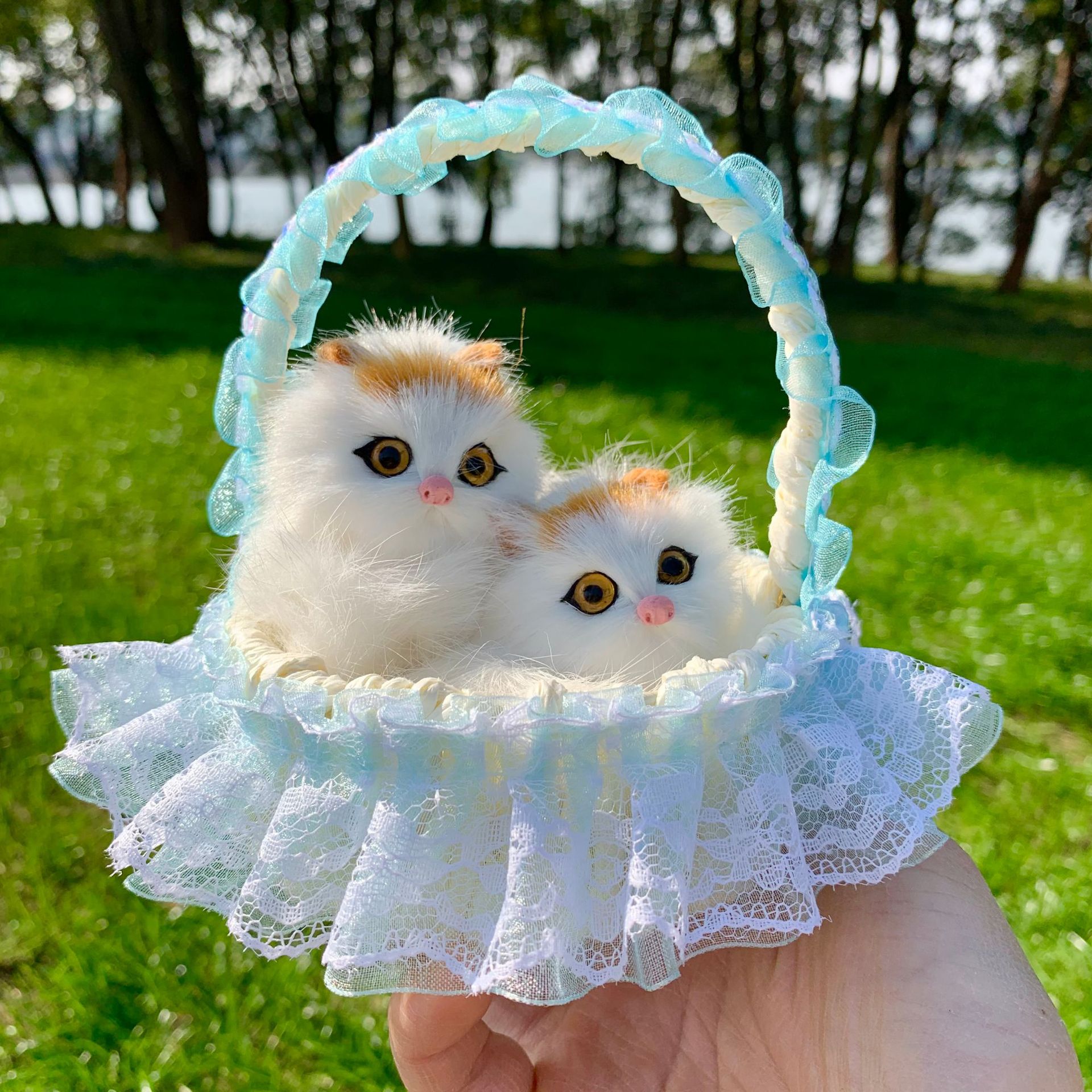 Panier en dentelle bleu clair mère et enfant chat