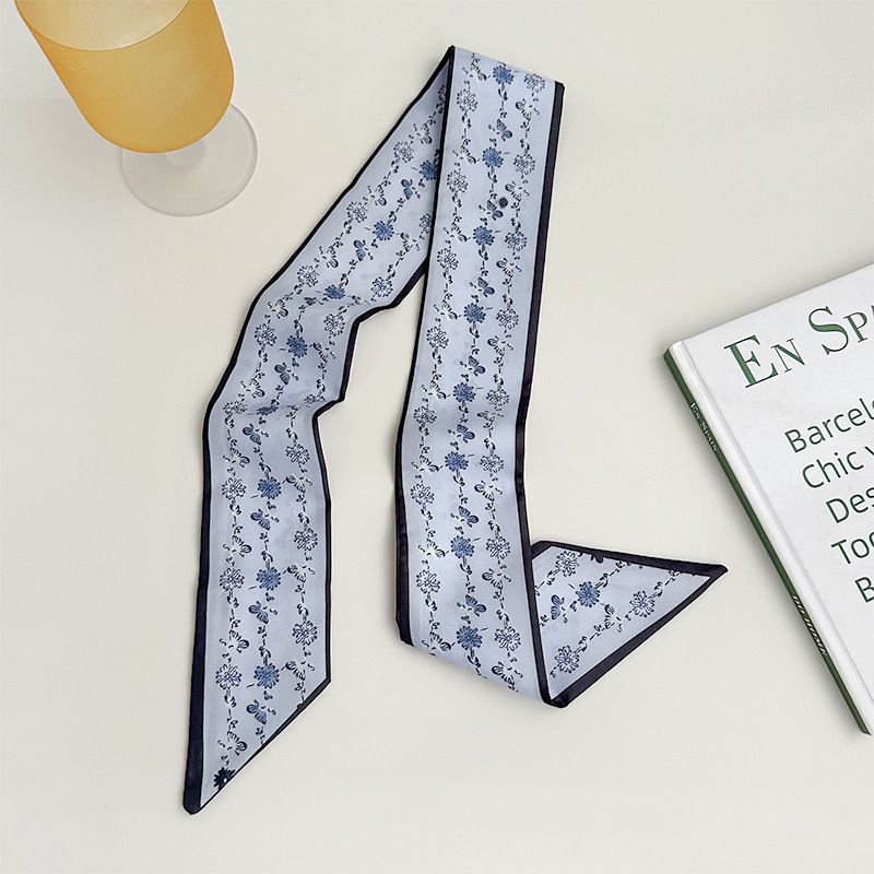 Pequeña flor de ratán azul