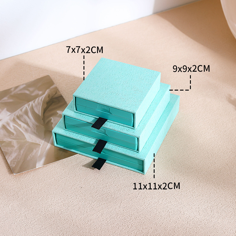 Blue wood engraved pattern (built-in lake blue suspension box); 7*7*2cm (inner box size)