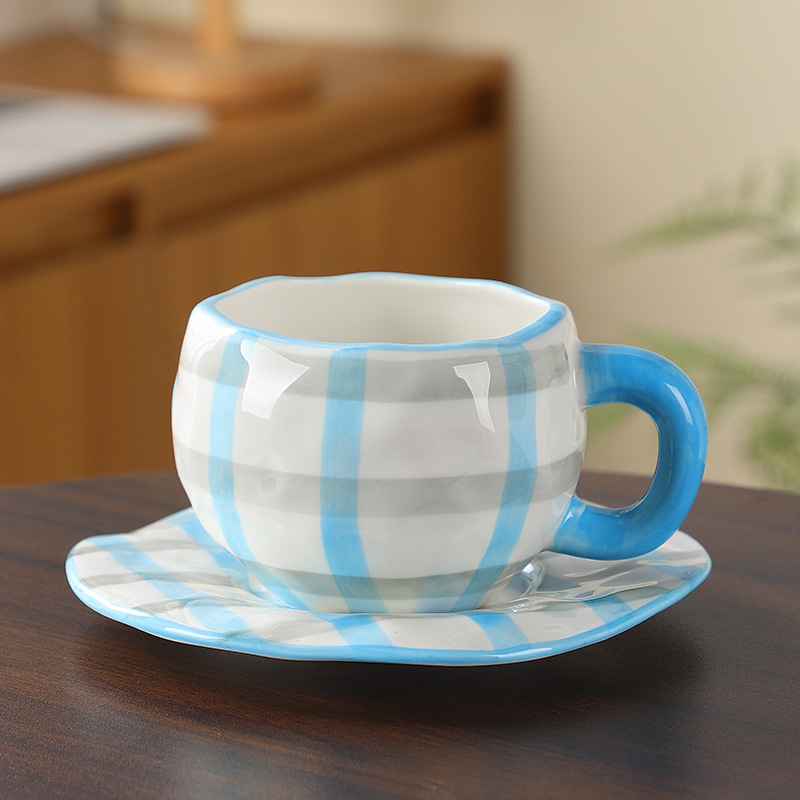 Estilo coreano inswind mano flor cerámica taza de café y plato conjunto taza de té de la tarde pequeñas flores pintadas a mano taza un plato