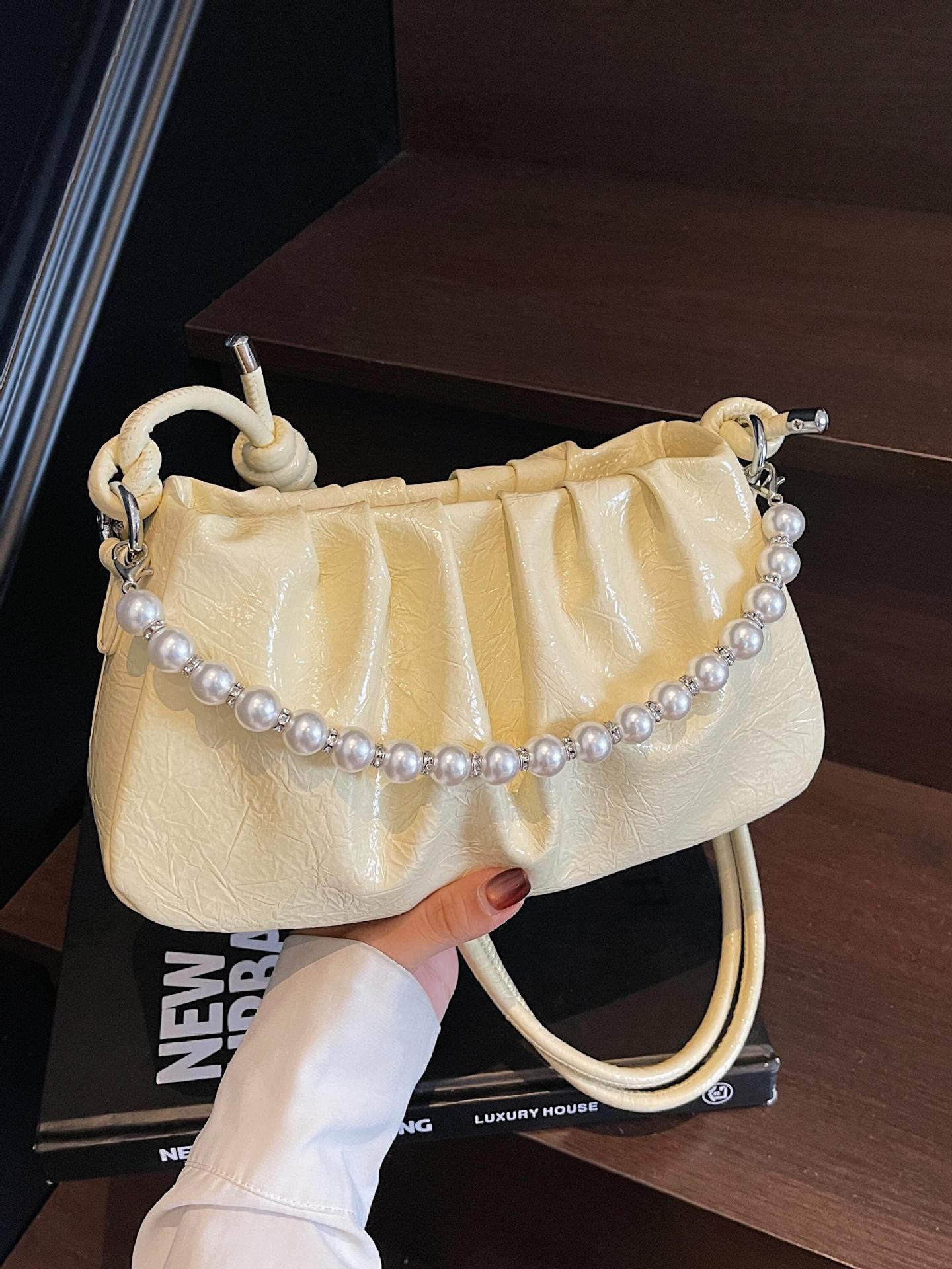 Bolsa de nube plegable de comercio exterior para mujeres 2025 nueva bolsa de brazo de aire extranjero versátil alta sensación de mochila de viaje