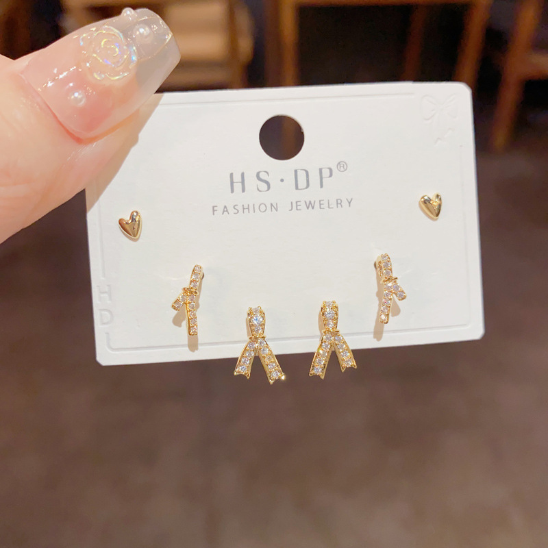 S925 aguja de plata micro incrustaciones de circón pendientes cortos pendientes de pelo corto japonés y coreano elegante todo-fósforo simple conjunto de tres piezas pendientes para las mujeres