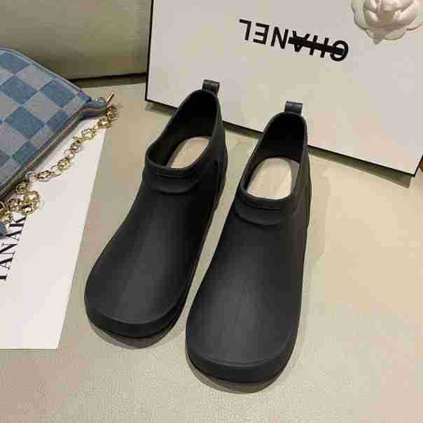 검정색 신발(한 사이즈 더 큼)