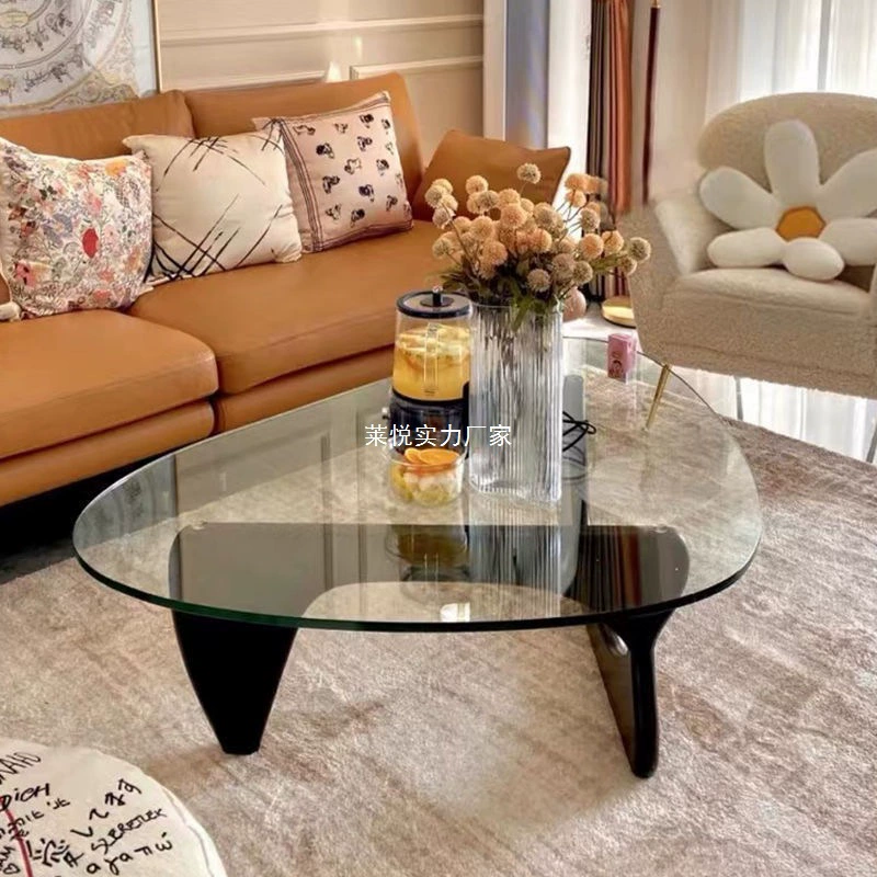 Креативный стеклянный журнальный столик для гостиной, треугольный нерегулярный минималистичный столик из массива дерева для небольшой квартиры.