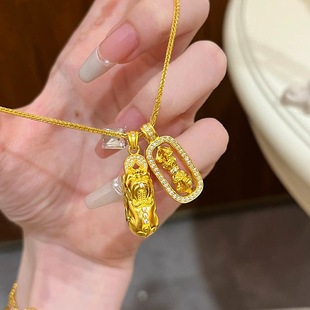 18K Gold Pendant Au750 Colored Gold Pixiu Vajra Pestle Popular Women's Stacking Pendant Wei Xue Same Style Shui Bei Gold