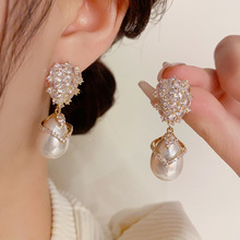 秋冬新款时尚轻奢大气白色珍珠锆石耳坠s925银针名媛风高级感耳环