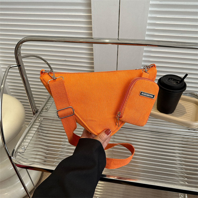 Bolsa de gran capacidad para mujer verano 2023 nueva bolsa de mensajero de color sólido simple estilo deportivo casual hombro triángulo bolsa niño y madre