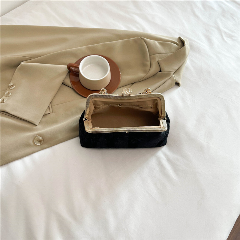 Broderad retro handväska för dam med pärlor och kedja_voghion.com