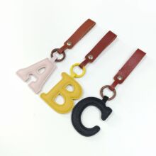 定制箱包皮质配饰PU皮钥匙扣挂件个性包包异形字母充棉皮挂件