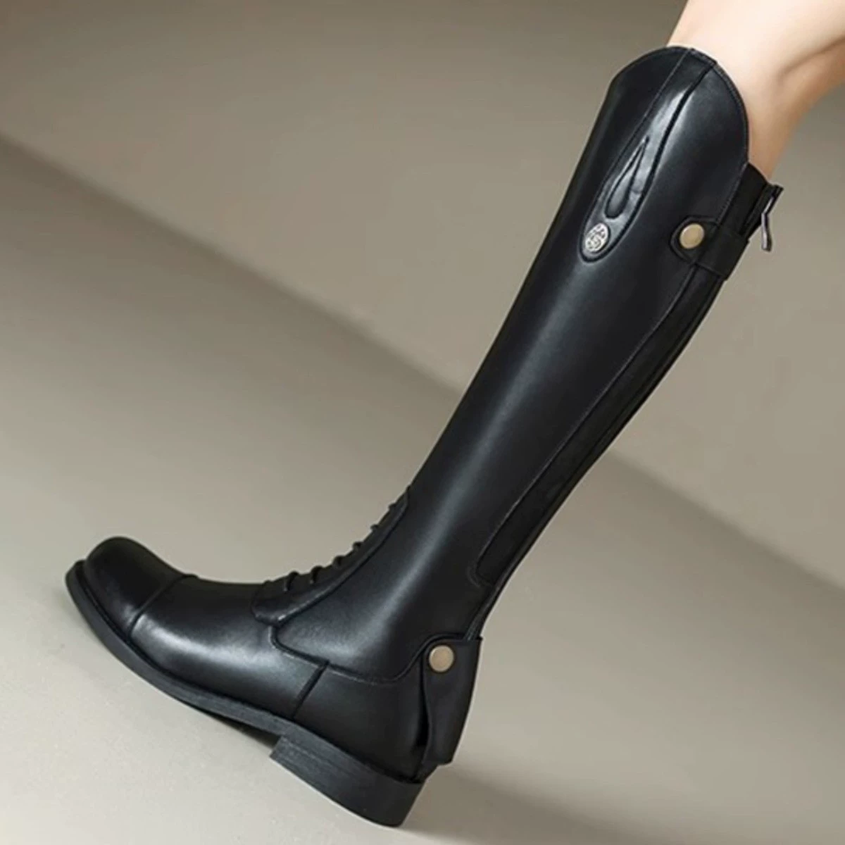 Женские сапоги выше колена, осень-зима 2024, новый стиль, высокие рыцарские сапоги из натуральной кожи с заклепками, универсальные сапоги, сапоги для верховой езды