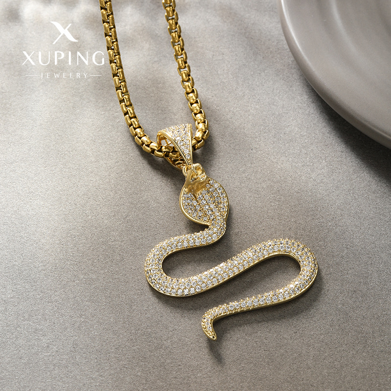Xuping Europa y los Estados Unidos micro incrustados con circonio personalidad de moda animal cobra colgante de zinc collar fabricantes de suministro