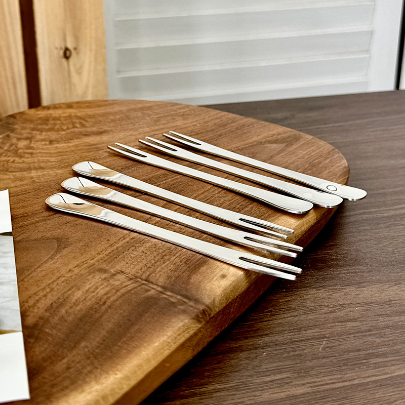 Chockmen Zhuo Deming 18 / 10 tenedor de cangrejo de acero inoxidable de doble cabeza tenedor cuchara de postre tenedor de fruta multiuso tenedor de cangrejo