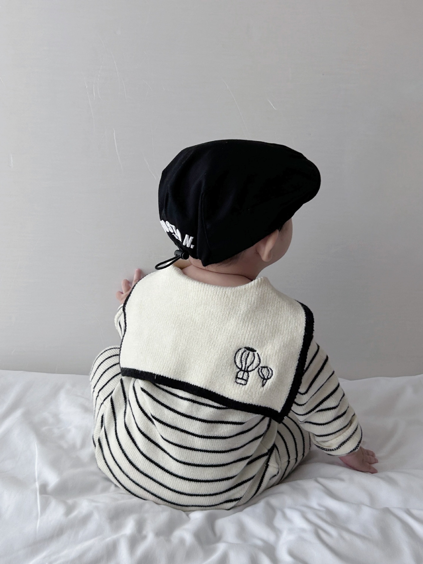 ベビー服 2025 春と秋の新スタイル新生児ネイビーカラーセーターロンパースニットスタイル外出ワンピースハーレム