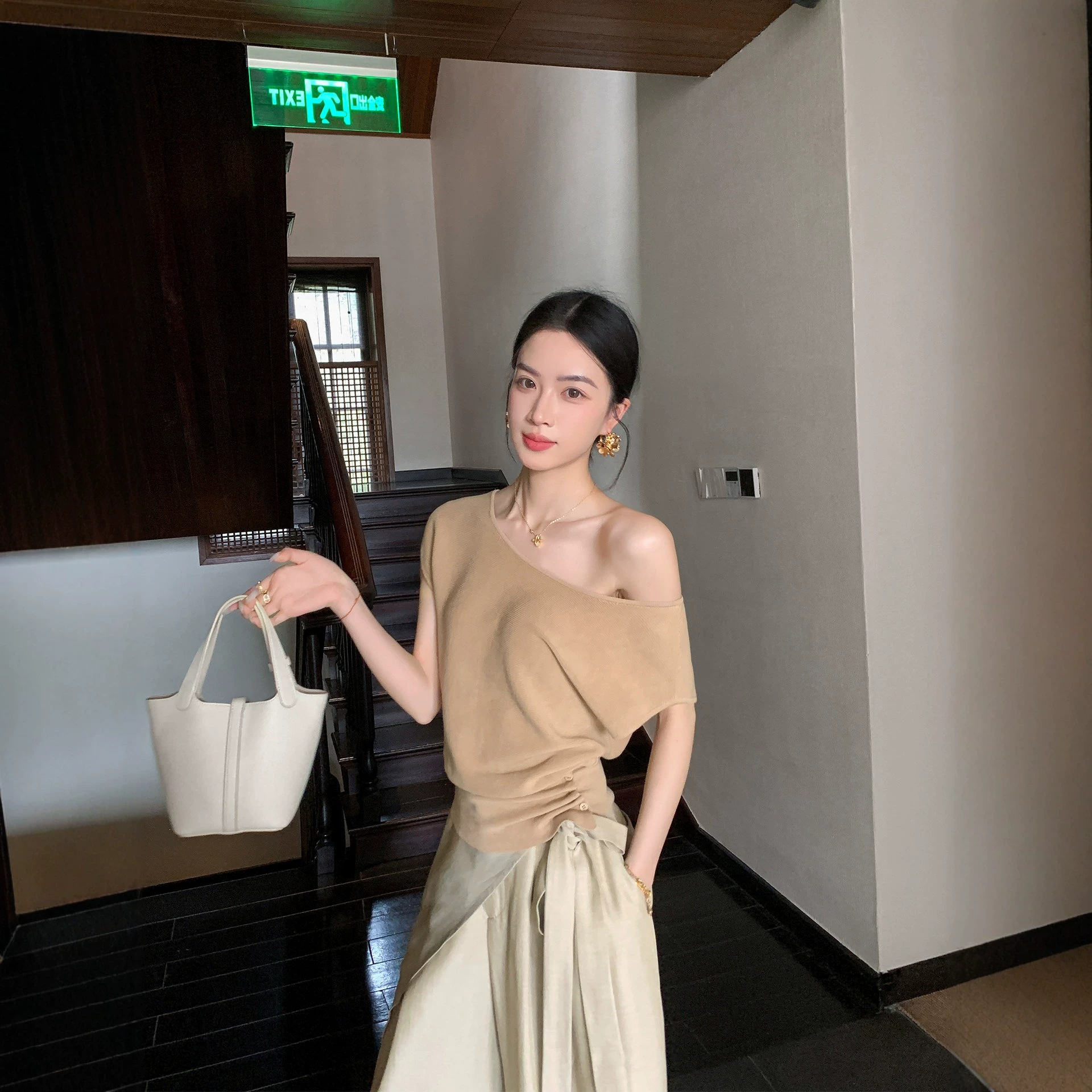 成分100莱赛尔 小众设计感斜肩短袖针织衫女修身气质上衣