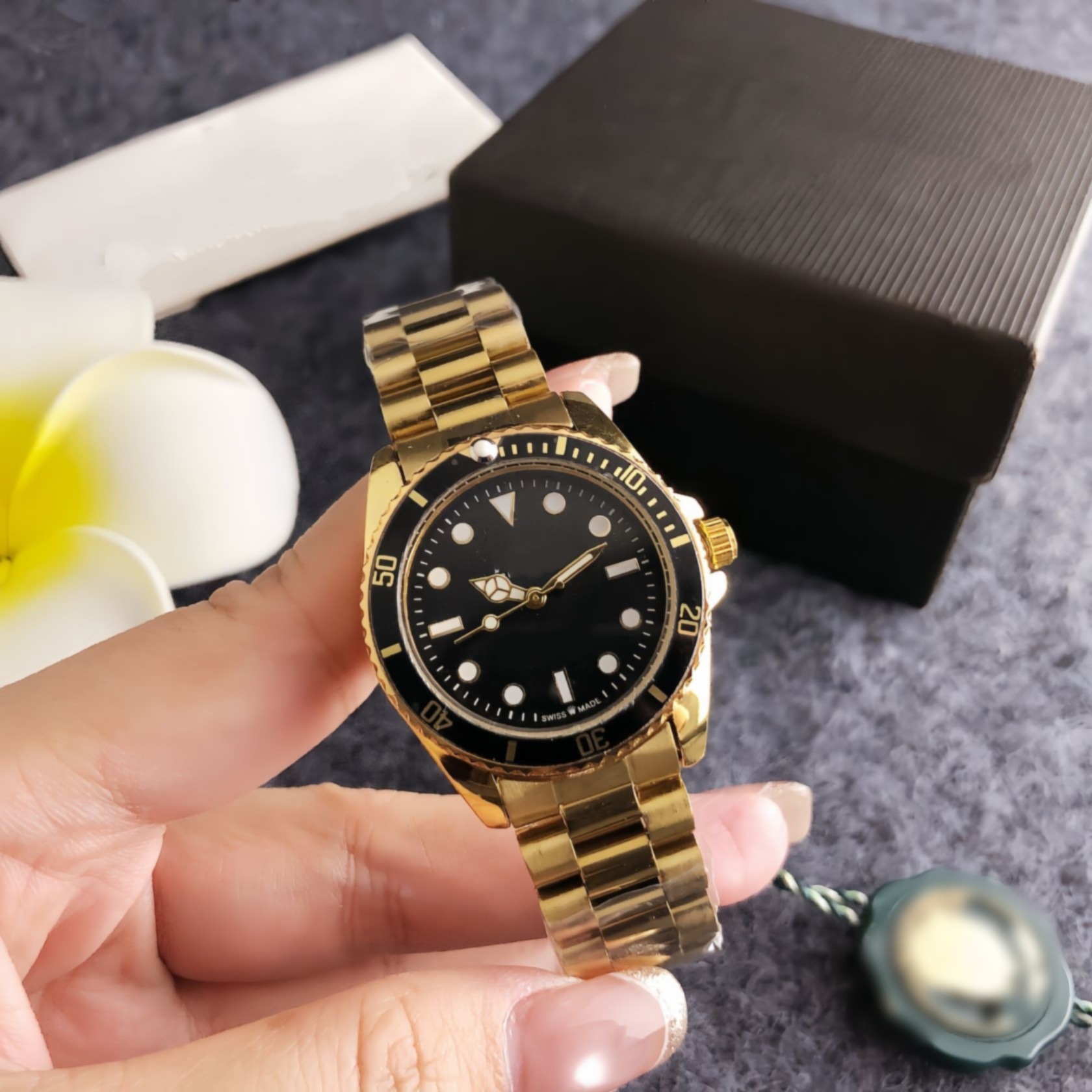 Niche Design All-Gold Women's Watch Diving Watch Sports Style Black Plate Quartz Watch Business Outdoor High-End Matching Watch
