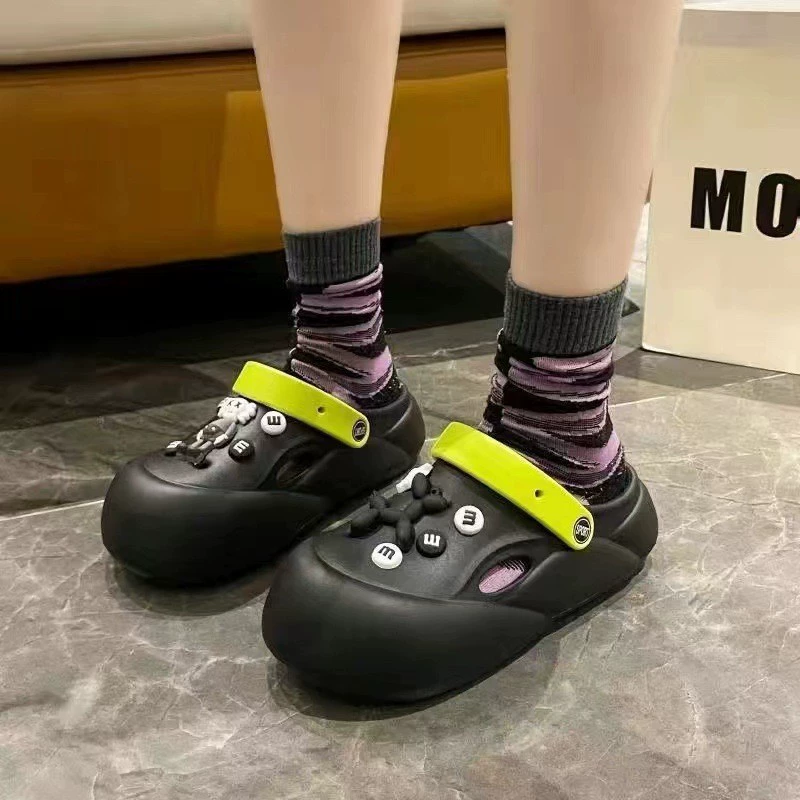 Новая летняя студентка с дикими пещерными туфлями