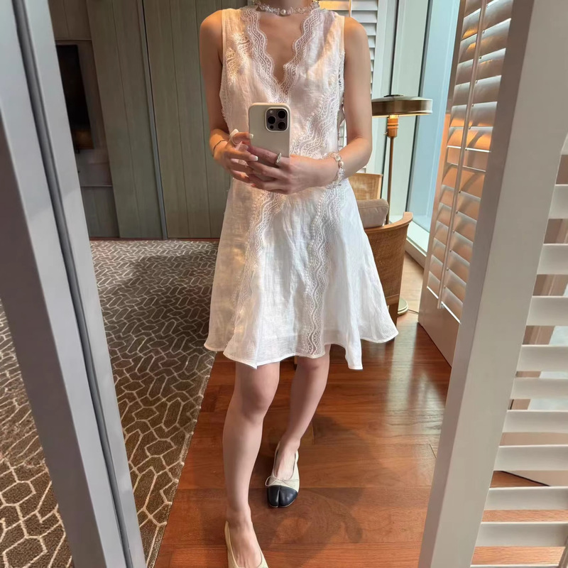 In Stock 2026 Summer New French-Style White Wavy Lace Short Dress Hollow-Out Slim-Fit Sleeveless Two-Piece Dress