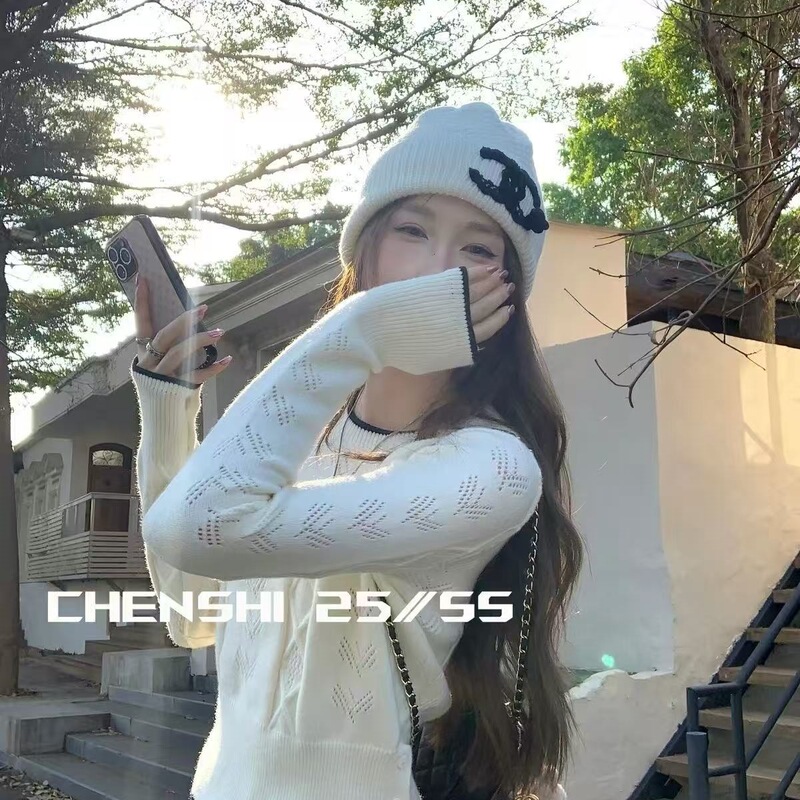 CHEN SHI Elegant as you are* Aran knit round-neck color-blocked sweater with a slit at the hem
