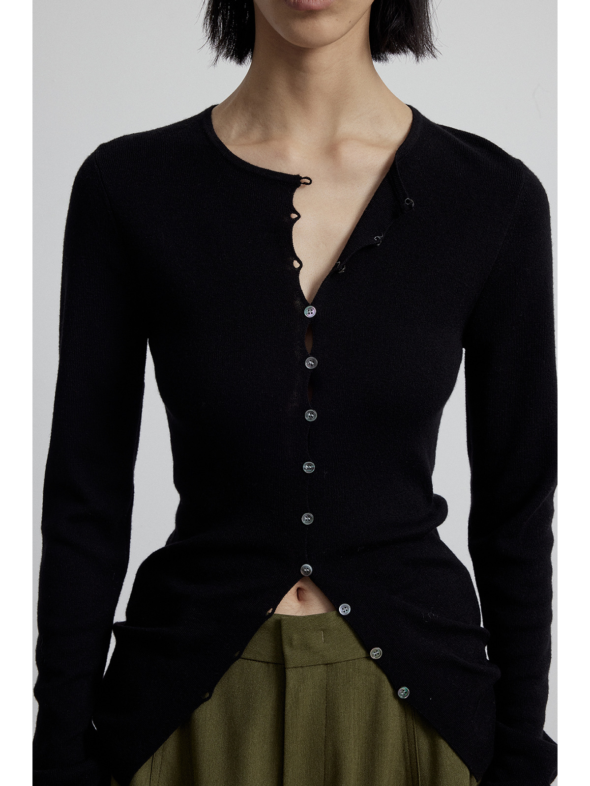 Solid color woolen fitted long-sleeve with a round collar