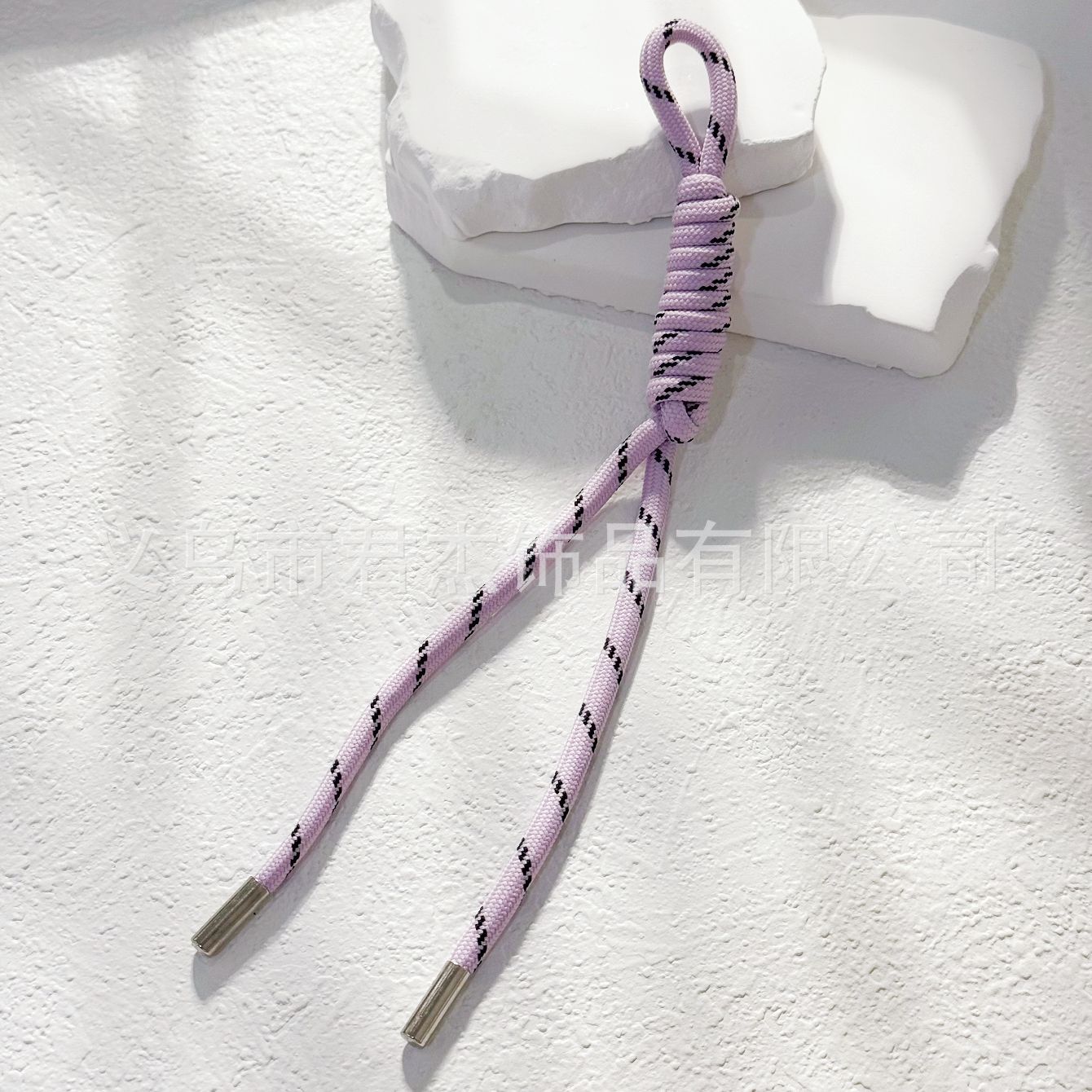 編みカバンのストラップの螺旋の結び紐のiuは鍵のボタンのネットの赤い色の結びの縄の装飾の部品を結びます。