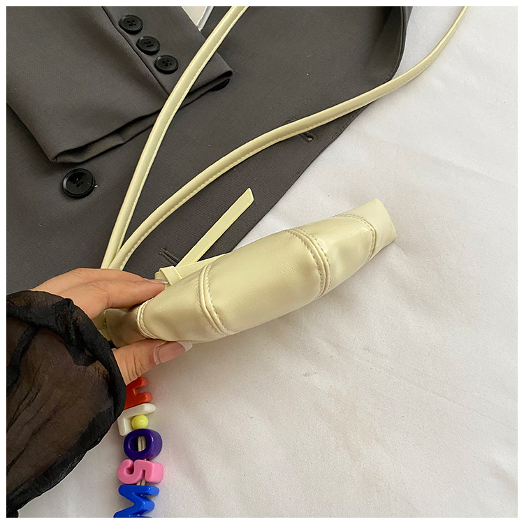The cute horn bag with a niche neckline design is fashionable and trendy. The mini crossbody bag is in a solid color, simple and elegant with a high-end texture undefined