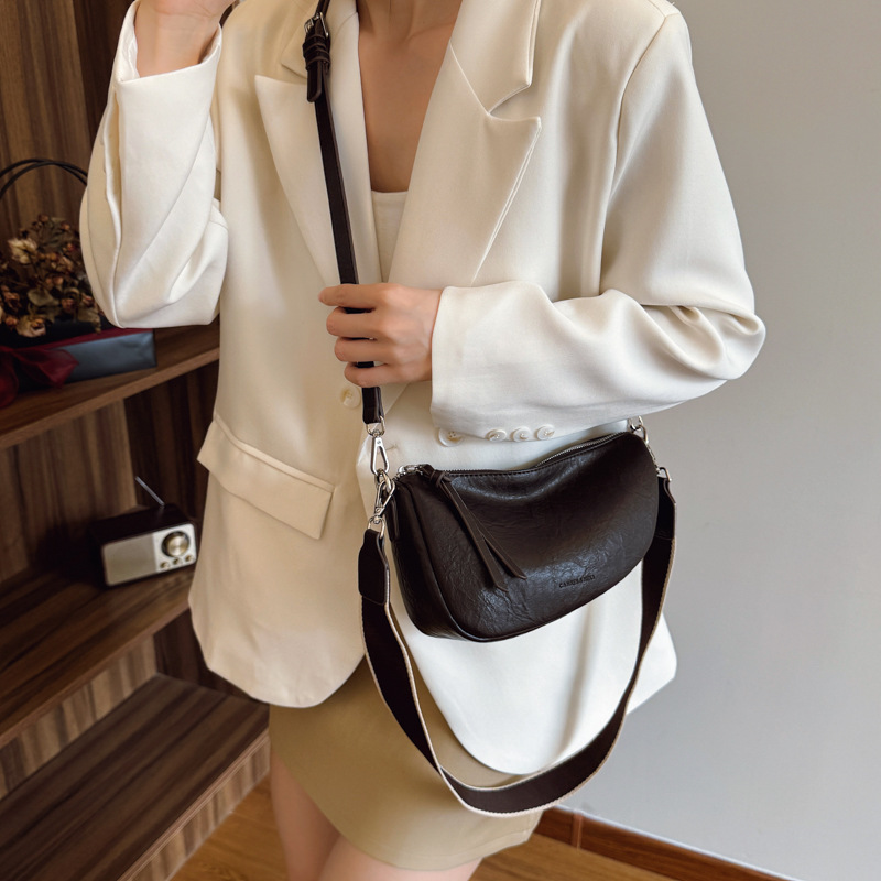 Bolso de hombro casual retro coreano para mujer 2025 verano nuevo bolso de silla de mensajero de nicho simple y versátil