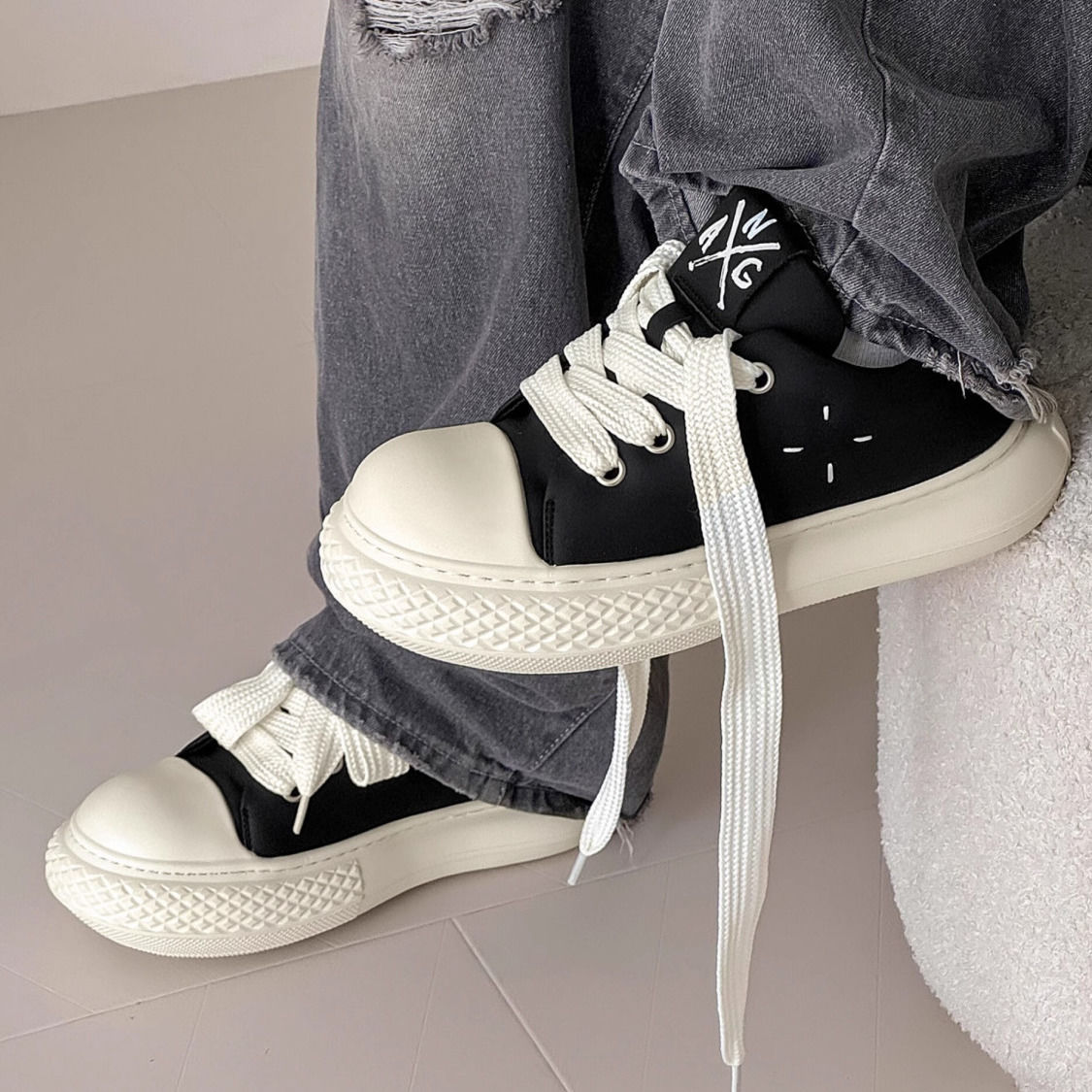 ジムミッキーの連名の黒色の大きい頭の靴の厚い底は高くなってカジュアルな板の靴のinsヨーロッパ駅の潮牌の男性の靴