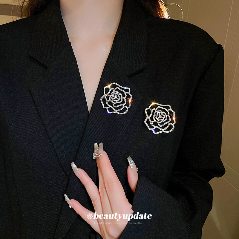 Diamante-incrustado hueco flor broche europeo y americano exagerado industria pesada pin personalidad nicho moda alto sentido accesorios femenino al por mayor