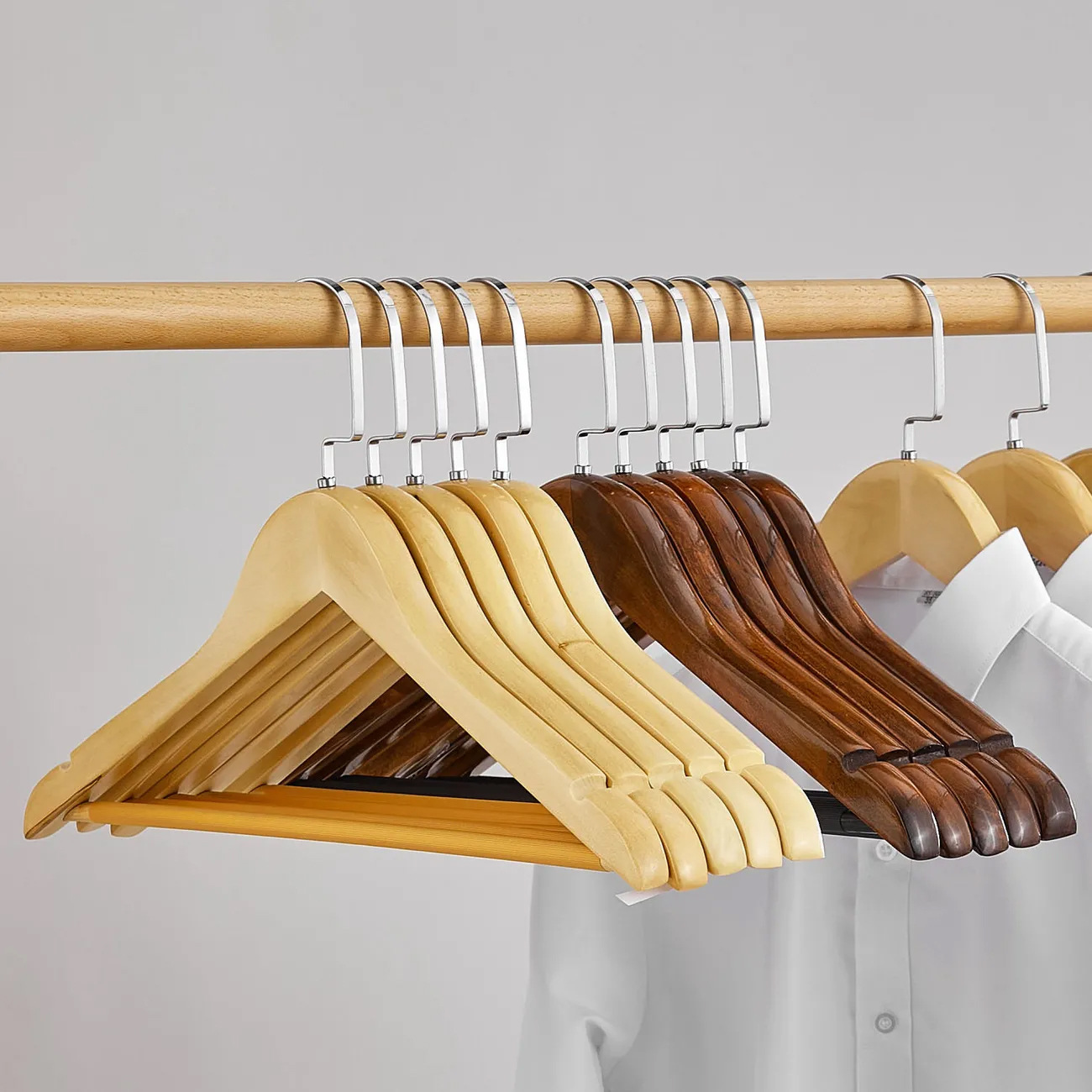 Perchas de madera maciza tienda de ropa hotel ropa de madera antideslizante sin costuras soporte de ropa colgante de madera perchero de madera clip para pantalones al por mayor