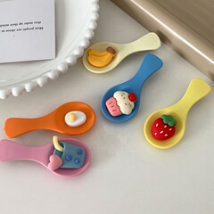 かわいいシミュレーションのスプーンのヘアピンのイチゴのケーキの前髪のサイドクリップの趣味の食事の頭飾りの少女の写真のアクセサリー