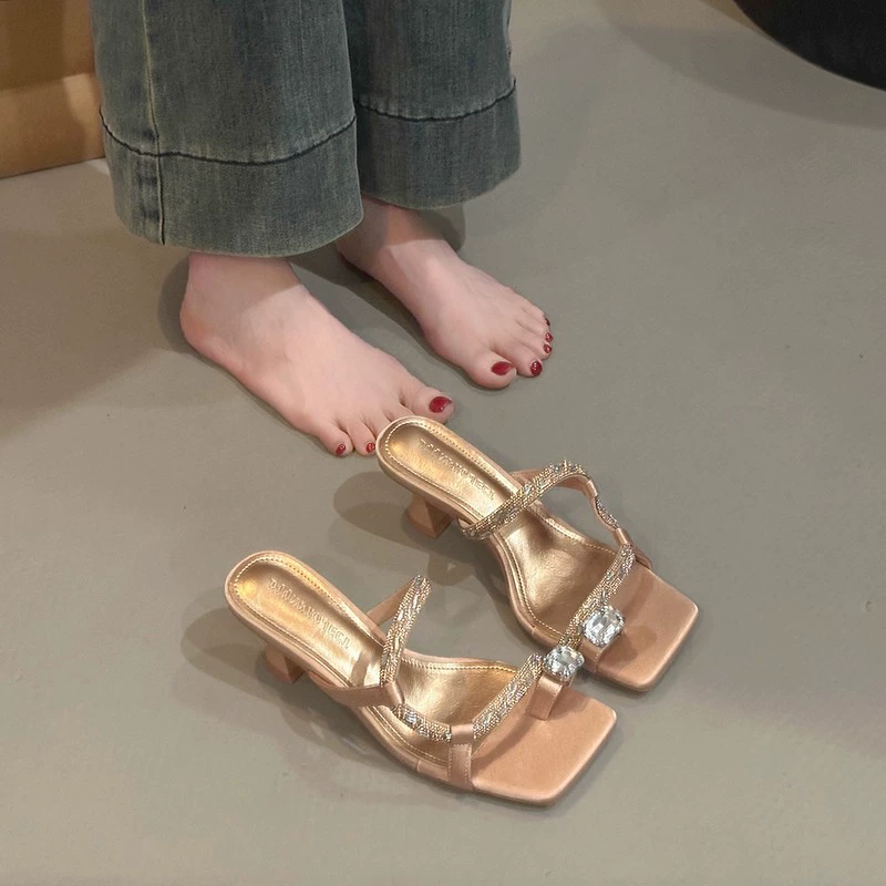 Французские босоножки на высоком каблуке с камнями, босоножки на толстом каблуке, женская летняя одежда 2025 года, новый стиль с юбкой, элегантные босоножки-стилето