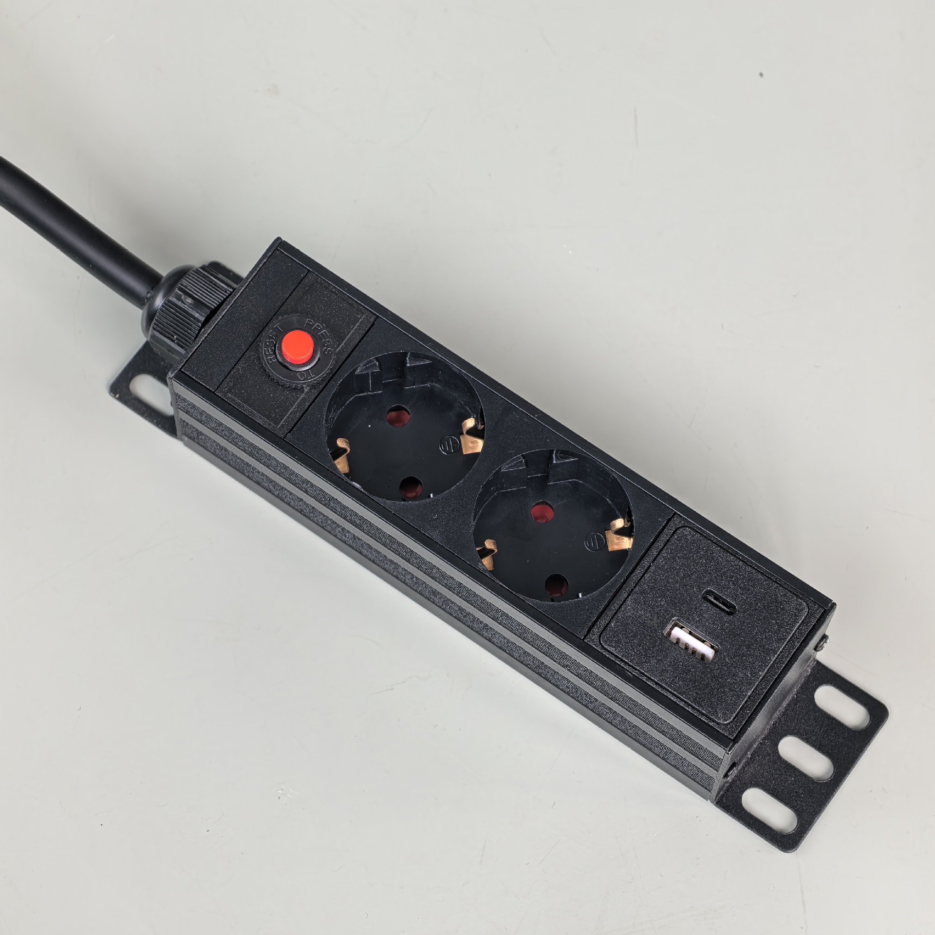 German Standard Schuko Socket European Standard V2L New Energy Discharge Gun Power Outlet Universal for Electric Vehicles 220V