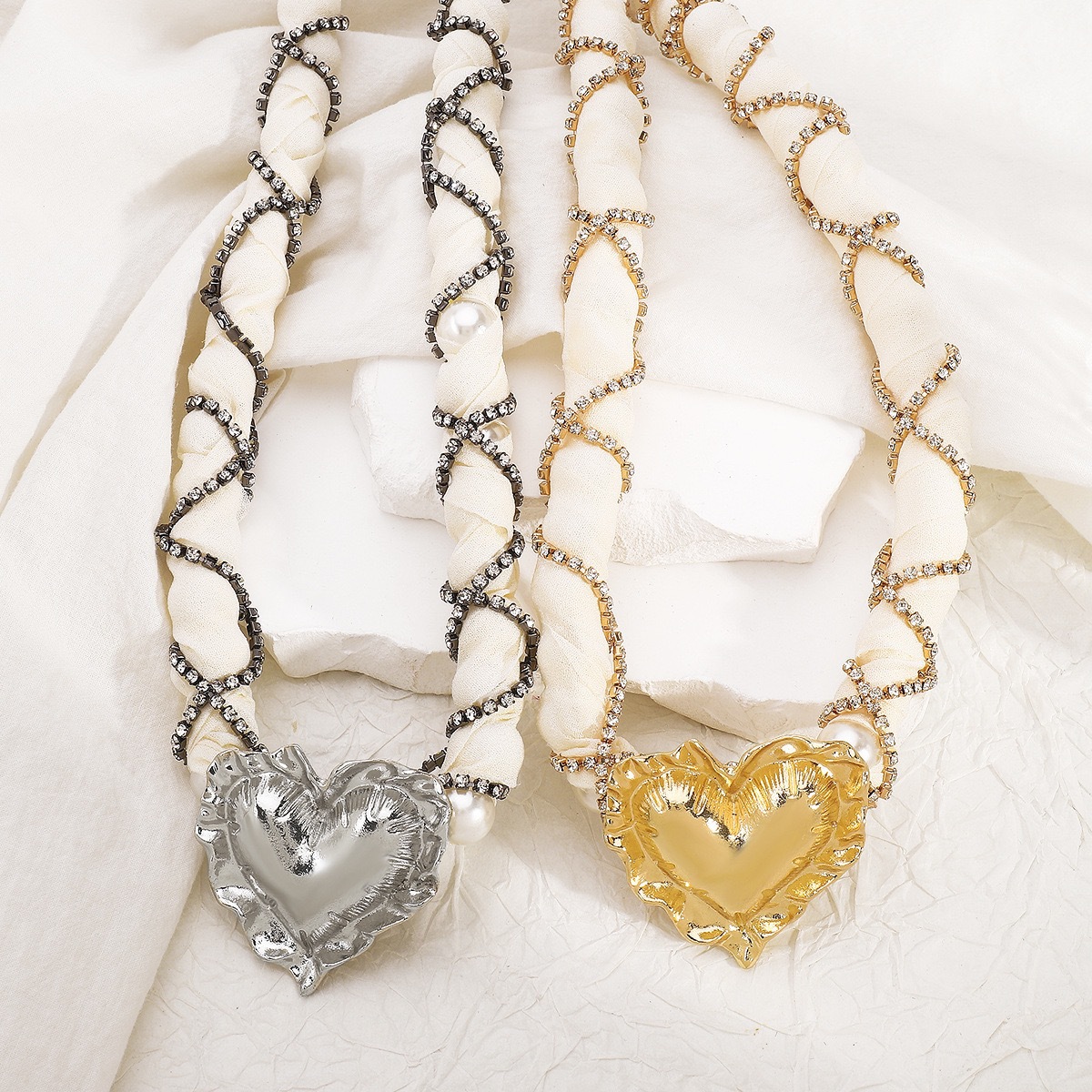 69g Weight Alloy Pendant Material Pendant Necklace Classification 1 Piece Quantity Holiday, Street Occasion Alloy Material Heart Shape Pattern Women's Gender Exaggerated, Simple Style Style Exaggerated Simple Style Heart Shape Alloy Cloth Wholesale Statement Necklaces 8