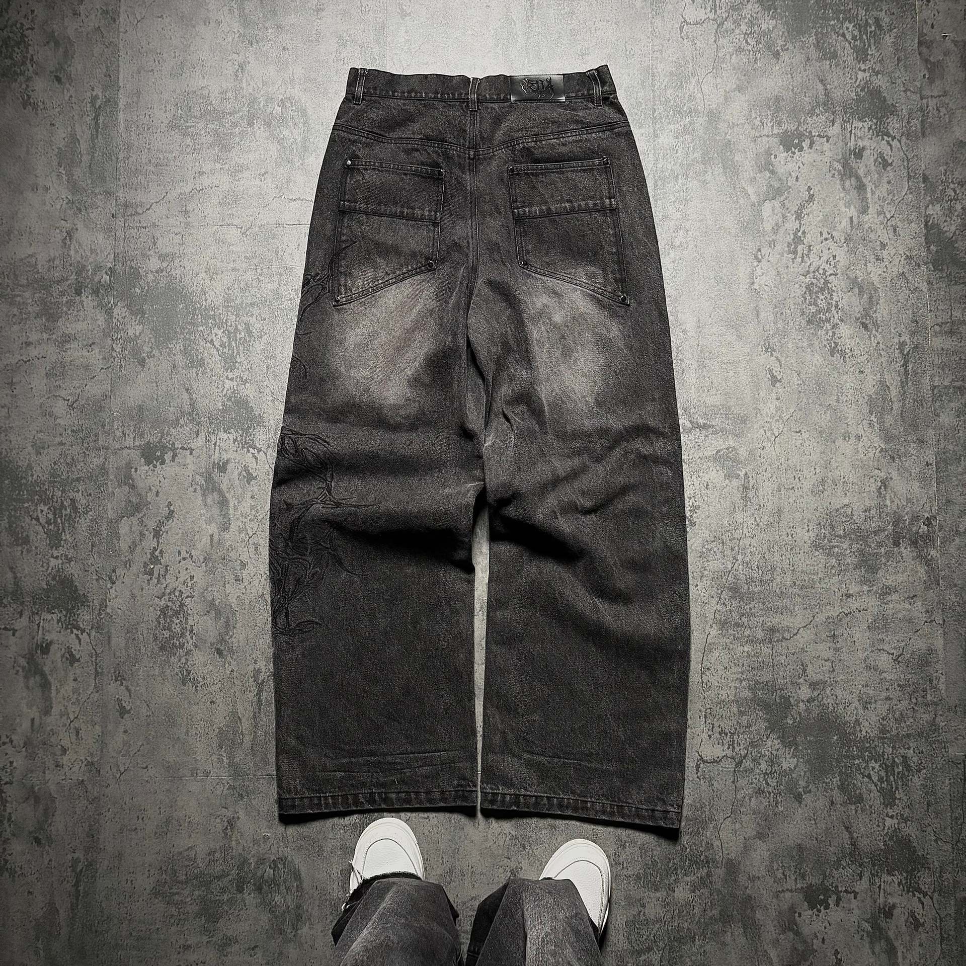 Hochgeschnittene, gerade geschnittene Herrenjeans im dunklen Gothic-Stil mit Stickereien, gewaschen, lockere Passform_voghion.com